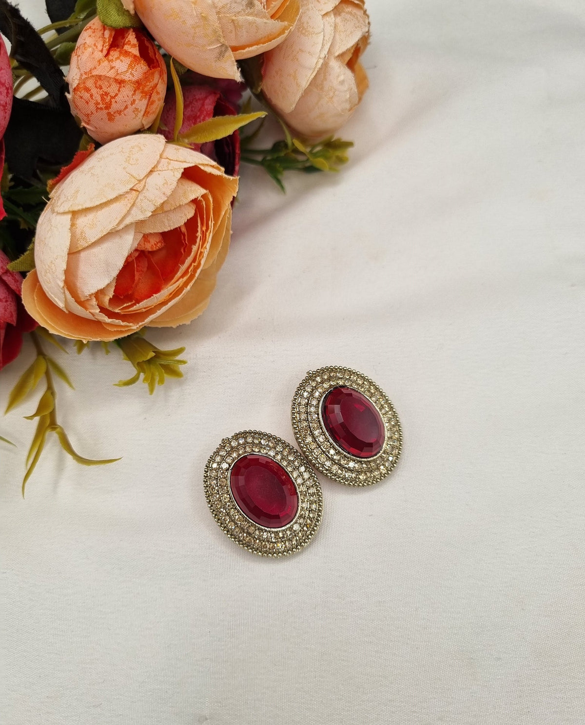 ANTIQUE GOLD OVAL CRYSTAL HALO STUD EARRINGS