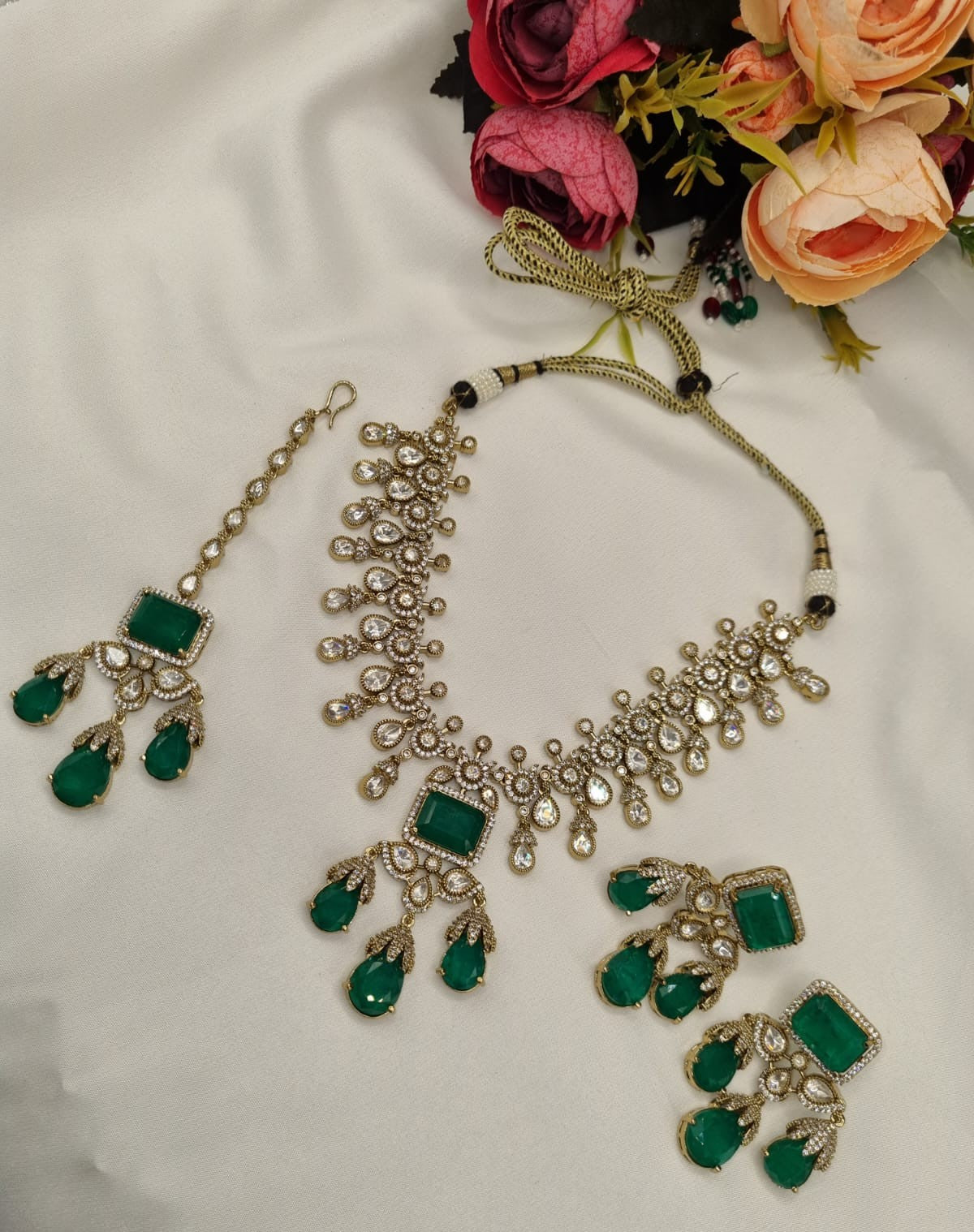 Kundan Choker, Drop Earrings & Maang Tikka Ensemble