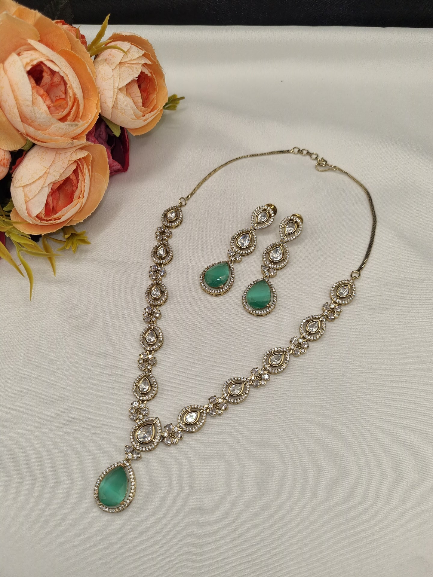 Sleek Heritage Kundan Jewellery Set