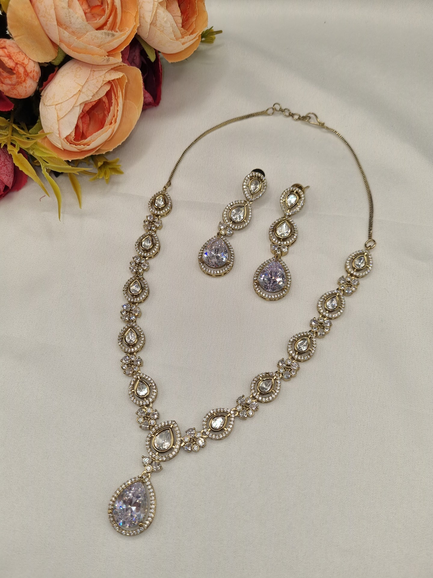 Sleek Heritage Kundan Jewellery Set