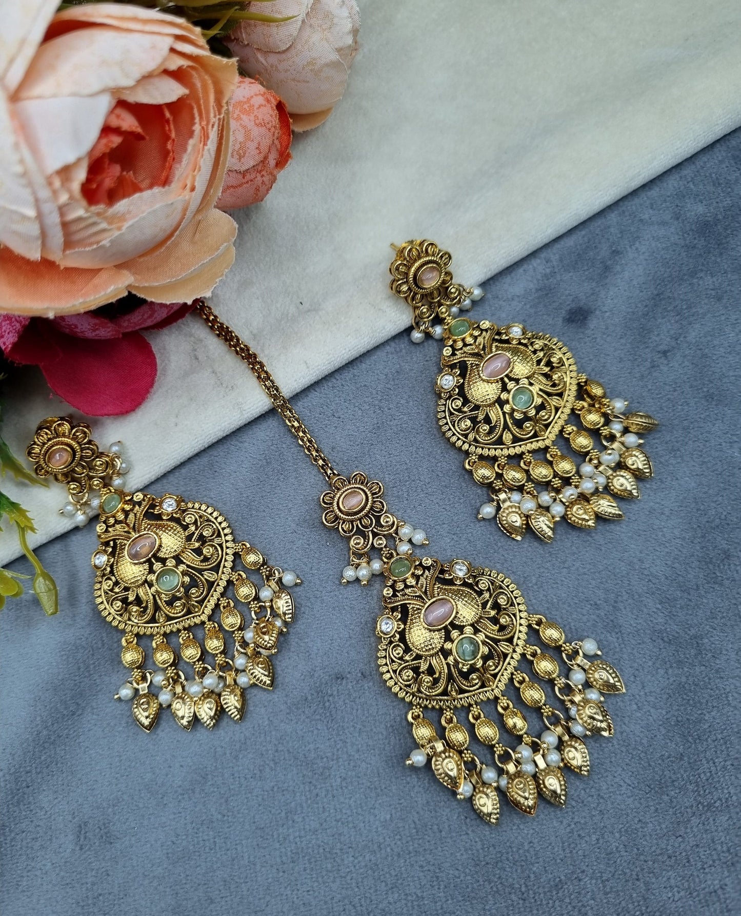 Antique Gold Earrings & Maangtikka Set