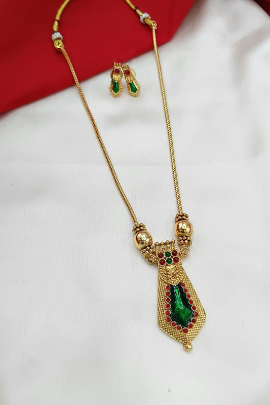 Sleek Ruby Red Kemp Pendant Necklace with Textured Gold Accents