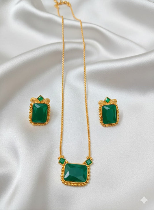 Elegant Emerald Green Stone Pendant Set with Gold Bead Border